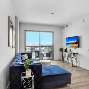 Urban Chic 1br Downtown Pool & Balcony Views Apartment